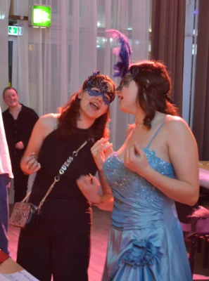Wenn Masken tanzen: Winterball am Sally-Bein-Gymnasium begeistert (Bild vergr&ouml;&szlig;ern)