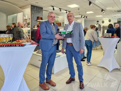 Bürgermeister Dr. Ronald Thiel gratulierte Frank Grütte zum zehnjährigen Bestehen seine Geschäftes Stil Männermoden am Pritzwalker Marktplatz. Foto: Stadt Pritzwalk (Bild vergr&ouml;&szlig;ern)
