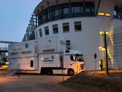 MINT im Doppelstockformat: TouchTomorrow-Truck machte Station am Friedrich‑Engels‑Gymnasium Senftenberg (Bild: Landkreis OSL/Petra Starke) (Bild vergr&ouml;&szlig;ern)