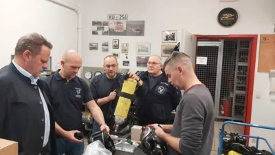 Die Atemschutzgerätewarte der Freiwilligen Feuerwehr Kulmbach, Markus Babo, Matthias Bär und Tim Bauer, haben die komplette Atemschutztechnik auf das System Überdruck umgestellt. (Bild vergr&ouml;&szlig;ern)