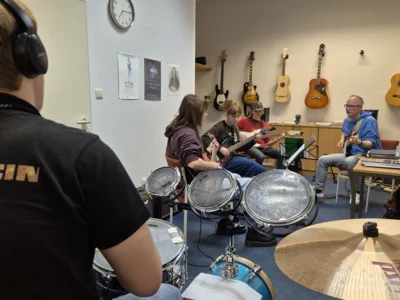Der Start ist schon mal gelungen: Mit drei Gitarren und einem Schlagzeug startet der Impro-Kurs. alle Instrumente sind herzlich willkommen.