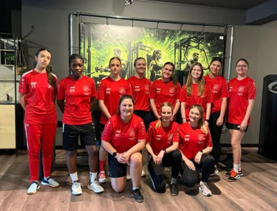 Sichtlich viel Freude hatten die FCR-Damen bei ihrem Besuch im neuen Fitnessstudio in Rennertshofen (Bildnachweis; FCR) (Bild vergr&ouml;&szlig;ern)