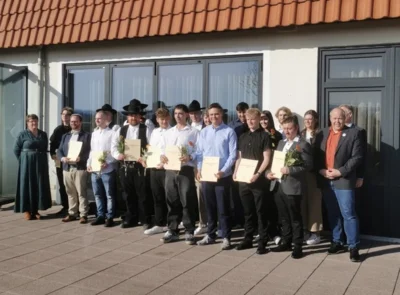 Junggesellen-Gruppenfoto von der Gesellenfreisprechung Winter 2026 (Bild vergr&ouml;&szlig;ern)