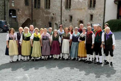 001 Der gemischte Chor des Folkloreensembles Neuhaus beim Auftritt auf der Veste Heldburg 2024 (Bild vergr&ouml;&szlig;ern)