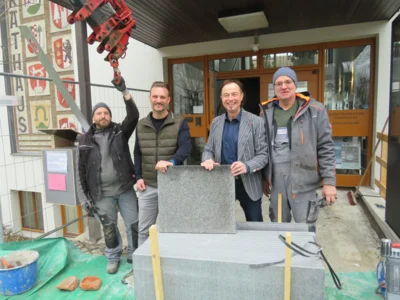 Marktbaumeister Peter Finkenzeller (2. von links) und Bürgermeister Bernhard Uhl (3. von links) mit zwei Mitarbeitern der Firma Hartmuth (Bild vergr&ouml;&szlig;ern)