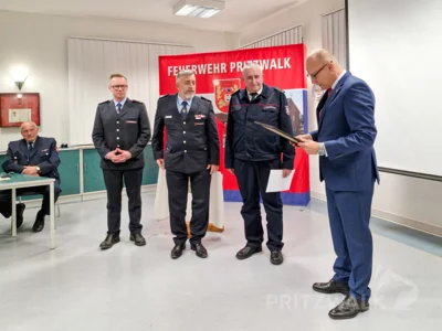 Bürgermeister Dr. Ronald Thiel ernannte Volker Lehmann bei der Jah-reshauptversammlung der Ortsfeuerwehr Pritzwalk mit einer  Urkunde zum Ehren-Stadtwehrführer von Pritzwalk. Foto: Stadt Pritzwalk (Bild vergr&ouml;&szlig;ern)
