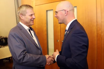 Bürgermeister Uwe Brückner gratuliert Daniel Keip zur Vereidigung als Oberbürgermeister (Bild vergr&ouml;&szlig;ern)