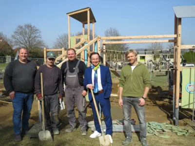 Von links: Tobias Riedel (Bauamt), Mitarbeiter der Firma Maier GmbH aus Altenmarkt a.d. Alz, Bürgermeister Bernhard Uhl und Gerhard Kranzfelder (Bild vergr&ouml;&szlig;ern)