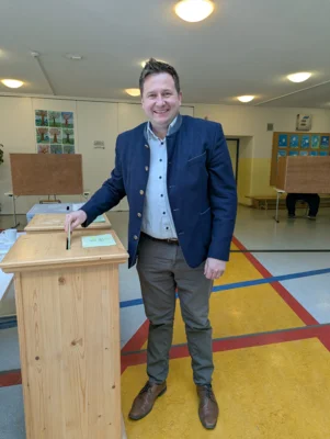 Andreas Eckl bei seiner Stimmabgabe am Sonntag. Er tritt nun seine dritte Amtszeit als Prackenbacher Gemeindeoberhaupt an.