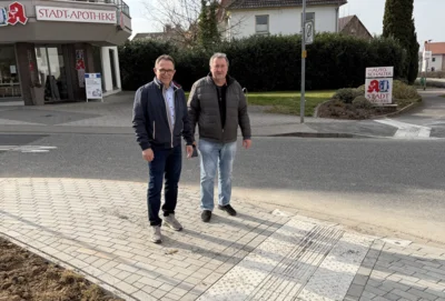 Bürgermeister Lars Obermann und Inklusionsbeauftragter Martin Präscher am neuen Gehweg im Steinweg (Bild vergr&ouml;&szlig;ern)