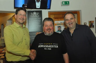 In Puschendorf feiern die Freien Wähler.: Mit Alexander Dörr (Mitte) freuen sich über die gewonnene Wahl zum neuen Bürgermeister von Puschendorf  der FW- Ortsvorsitzenden Stefan Geißdörfer (links) und Stephan Buck, Fraktionssprecher der Freien Wähler im Gemeinderat.