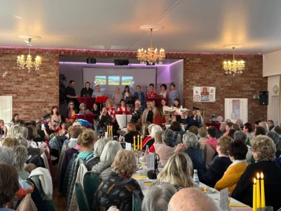 230 Gäste feierten im ausverkauften Saal bei toller Stimmung den Frauentag in Göhlen mit dem Chor „The Kiss of Pop“ der Musikschule Göhlen.