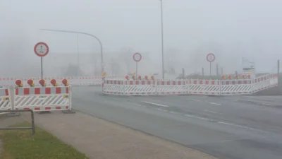 Foto: Trotz Nebel deutlich erkennbar: Die Verbotsschilder an der L214 (Foto: Andreas Hansen AmtFA) Foto zur Meldung: L214: Dringende Hinweise zur Einhaltung der allgemeinen Sicherheit