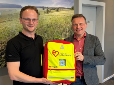 Patric Schneider engagiert sich bei der "Region der Lebensretter". Unterstützung findet er bei Bürgermeister Frank Jakob. (Bild vergr&ouml;&szlig;ern)