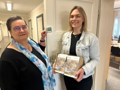 Foto: Bild zur Meldung: Die langjährige Beauftragte für Seniorenarbeit, Eva-Maria Dinter und die aktuelle Beauftragte für Seniorenarbeit, Theresa Pusch, präsentieren die neue Broschüre des Landkrieses OSL – den „Notfall-Lotsen“. (Bild: Landkreis OSL/Nora Bielitz) Foto zur Meldung: Mit dem „Notfall-Lotsen“ Klarheit schaffen, bevor der Ernstfall kommt – neue Broschüre zur Vorsorge jetzt verfügbar | inklusive Sticker für die Innenseite der Haustür