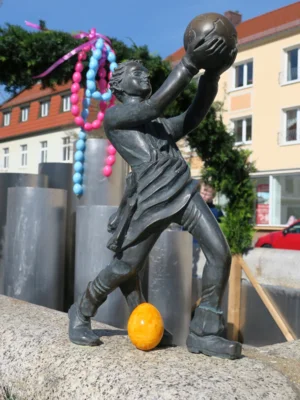 Foto: Auch dieses Jahr wird vor Ostern wieder der bunt geschmückte Osterbrunnen eröffnet. Foto: Stadt Calau / Jan Hornhauer Foto zur Meldung: Vorbereitungen für Calauer Osterwoche laufen an