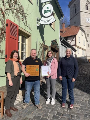 (1) Neuer Nationalpark-Partner Pension Bergstube_v.l. Franziska Bayer, Ronny Thomas, Nina Genzel, Caro