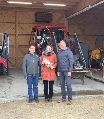 Peter Hummel, Schulleiter der Bay. Waldbauernschule, Lucia Gruber und Klaus Amann, VöF, vor dem Schleiereulenkasten - Foto von Thomas Schmitzer, Mitarbeiter der Waldbauerschule