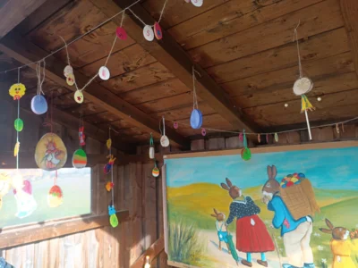 Das Bushäuschen in Hagengrub wird wieder mit bunten Osterkunstwerken dekoriert.