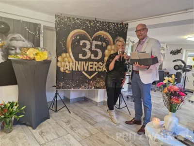 Bürgermeister Dr. Ronald Thiel gratulierte Friseurmeisterin Ramona Pachal zum 35-jährigen Bestehen ihres Hair & Beauty Studios in Pritzwalk. Foto: Stadt Pritzwalk (Bild vergr&ouml;&szlig;ern)
