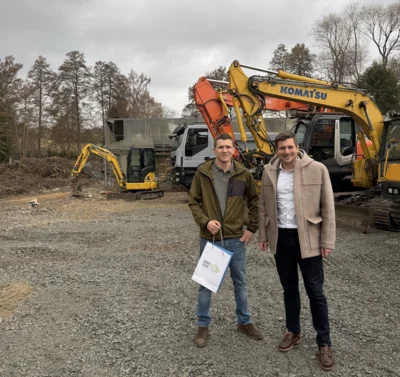 Erster Bürgermeister Nicolas Lahovnik (rechts) mit Lukas Sommerer (links) beim Rundgang über das neue Firmengelände.
