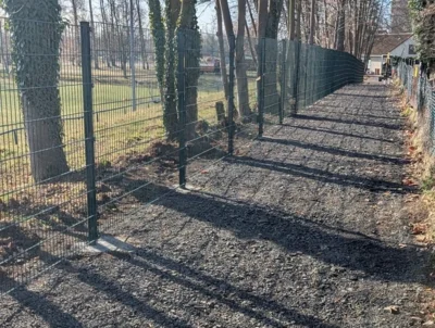 Reparatur des Zaunes am Sportplatz
