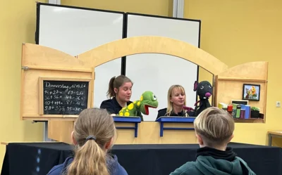 zwei Polizistinnen mit den Handpuppen der Polizeipuppenbühne MV (Bild vergr&ouml;&szlig;ern)