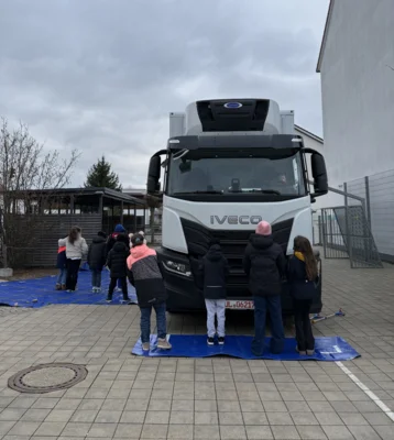 Schulung zum „Toten Winkel“ für die 4. Klassen (Bild vergr&ouml;&szlig;ern)