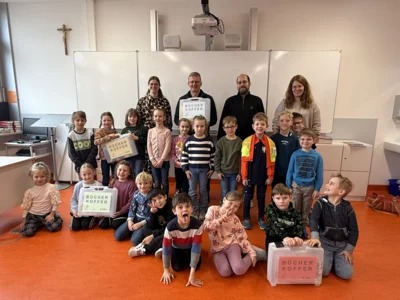 Weiterer Rekord bei der Bücherkofferverteilung an den Hohenloher Grundschulen