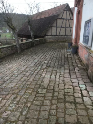 Saubermach-Aktion rund um die Kirche - Vorher/Nachher! (Bild vergr&ouml;&szlig;ern)