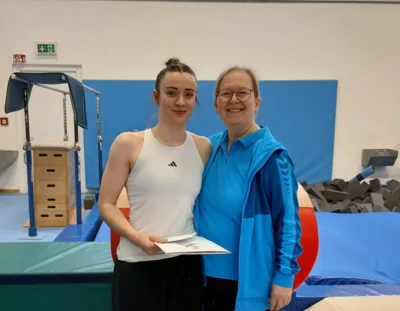Die geehrte Antonia Vollmann (l.) mit Jacqueline Prein, Abteilungsleiterin Turnen des HSC. (Bild vergr&ouml;&szlig;ern)