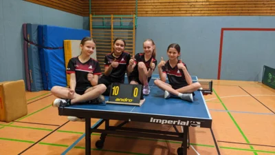 Die Mädchen 15 siegen mit einem perfekten Ergebnis. Foto: Ralf Schneider (Bild vergr&ouml;&szlig;ern)