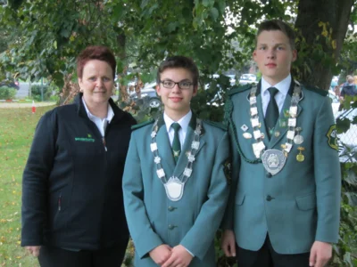 Jungschützenmeisterin Jutta Seeger mit Schülerprinz Lukas Meyer und Jugendprinz Jonas Niemann (Bild vergr&ouml;&szlig;ern)