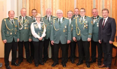 ^Vorstand des Gemeindepokalverbandes Visbek (Foto: Andre Scheele) v.l. Albert Heckmann, Andreas Tabeling, Christoph Freese, Karin Seeger, Viktor Ripke, Josef Feldhaus, Karl Meyer, Thorsten kl. Lamping, Berthold Niemann, Detlef Gerdesmeyer u. Bürgermeister Gerd Meyer (Bild vergr&ouml;&szlig;ern)
