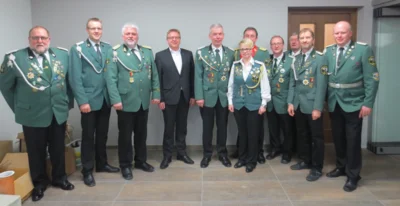 v.l. Astruper Hauptmann Hans Kurre, stellv. Präsident Christian Meyer, Präsident Viktor Ripke, Präses Hermann-Josef Lücker, stellv. Kassierer Josef Kellermann, neue Schriftführerin Karin Seeger, General Arnold Westerkamp, Kassierer Benno Lübberding, neuer Schießmeister Karl Meyer, ehem. Schriftführer Bernd Thöle, Norddöller Hauptmann Johannes Scheele (Bild vergr&ouml;&szlig;ern)