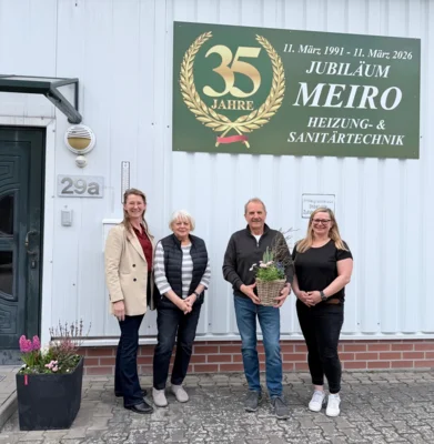 TGZ-Geschäftsführerin Sandra Perabo (I) gratulierte Familie Meierholz zu 35 Jahre MEIRO Sanitär- und Heizungsbau GmbH I Foto: Gabriele Hahn (Bild vergr&ouml;&szlig;ern)