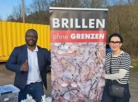 Am Freitag 27.02.2026 konnten ca. 15.000 Brillen-Fassungen, Lesebrillen und Sonnenbrillen an Kevin Uguru aus Essen übergeben werden. (Bild vergr&ouml;&szlig;ern)
