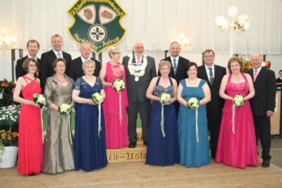 v.l. Bernadette Zurwellen u. Bernd Thöle, Martina u. Martin Kallage, Barbara u. Franz Zurwellen, Königspaar Maria u. Clemens Frilling, Waltraud u. Albert Harting, Heike u. Martin Lübbehusen, Marlies u. Hubertus Tönjes (Bild vergr&ouml;&szlig;ern)