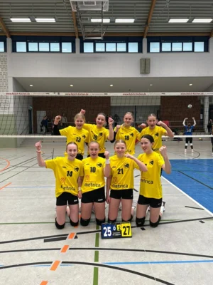 U16 Volleyballerinnen mit Sieg und Niederlage (Bild vergr&ouml;&szlig;ern)