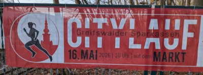 Dieses Jahr in Rot - Werbung für den Greifswalder Citylauf. (Foto: Oliver Wagenknecht)