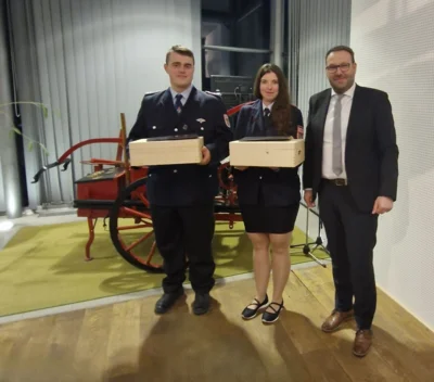 Samtgemeindebürgermeister Gero Janze (r.) gratuliert Nikolas Müller (l.) zur Bestätigung als stellvertretender Ortsbrandmeister der Ortsfeuerwehr Rottorf und Christin Bilz (mittig) zur Ernennung als stellvertretende Ortsbrandmeisterin der Ortsfeuerwehr Ahmstorf. (Bild: Samtgemeinde Grasleben)