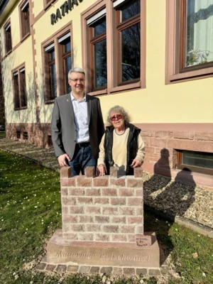 Das Mauermer Ortswappen wieder an seinem Platz