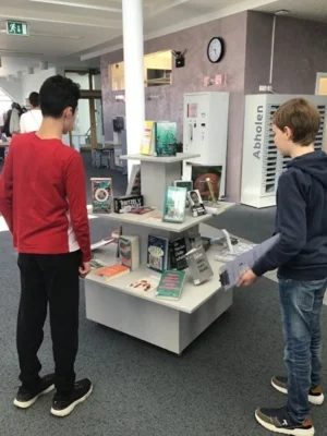 Besuch der Stadtbibliothek - Die Klasse 7a auf Entdeckungstour (Bild vergr&ouml;&szlig;ern)