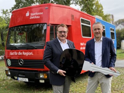 Mobiler Führerscheintausch macht Halt auf dem Markt (Bild vergr&ouml;&szlig;ern)