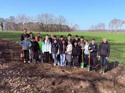 Schüler pflanzen Zukunft: Heckenprojekt an der Gastruper Straße gestartet