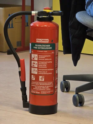 Lehrerfortbildung an der Grundschule Aiglsbach – Erste Hilfe und Brandschutz im Fokus (Bild vergr&ouml;&szlig;ern)