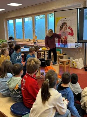 Klasse 2000 mit Frau Dumsky (Bild vergr&ouml;&szlig;ern)