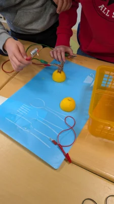 Experimente zum Thema Strom- Besuch aus der Ursulaschule (Bild vergr&ouml;&szlig;ern)