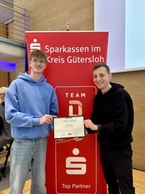 Nick Dunst mit dem männlichen Jugendkoordinator des TVI, Stefan Schneidt, mit der erhaltenen Urkunde (Bild vergr&ouml;&szlig;ern)