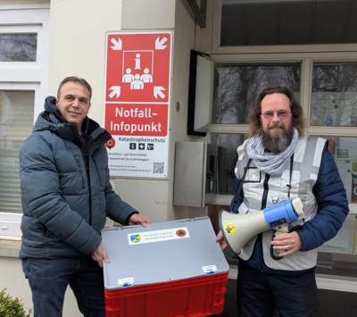 v.l.n.r. Malte Klatt vom Amt Schafflund übergibt das NIP Schild und die Box an den Bürgermeister Keno Jaspers, der Gemeinde Großenwiehe (Bild vergr&ouml;&szlig;ern)